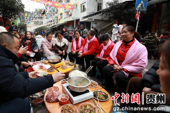 剑河县南哨镇姑妈回娘家活动中举办的长桌宴。杨家孟 摄 剑河县南哨镇姑妈回娘家活动中举办的长桌宴。杨家孟 摄
