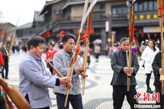 圖為身著傳統(tǒng)服飾的苗族群眾在丹寨縣萬達(dá)小鎮(zhèn)跳蘆笙舞。楊武魁攝