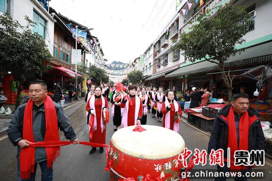 剑河县南哨镇姑妈回娘家活动现场。杨家孟 摄 剑河县南哨镇姑妈回娘家活动现场。杨家孟 摄