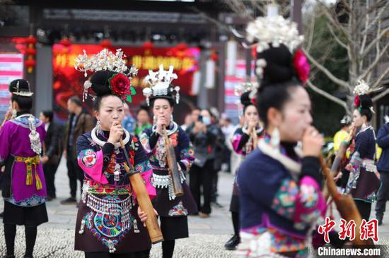 图为身着传统服饰的苗族群众在丹寨县万达小镇跳芦笙舞。杨武魁摄