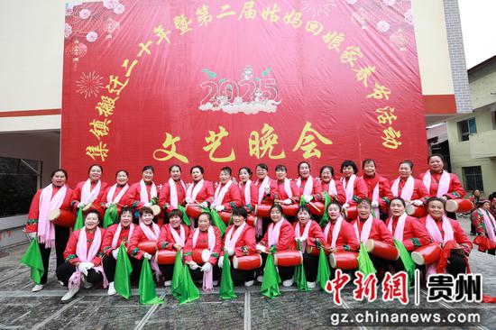 剑河县南哨镇姑妈回娘家活动现场。杨家孟 摄 剑河县南哨镇姑妈回娘家活动现场。杨家孟 摄