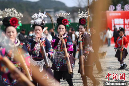 2025年2月4日，贵州省黔东南苗族侗族自治州丹寨县开展“非遗闹新春”为主题的芦笙舞展演活动，当地苗族群众身着传统服饰，吹起芦笙跳起舞，与市民和游客欢聚一堂共庆新春。杨武魁摄