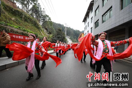 剑河县南哨镇姑妈回娘家活动现场。杨家孟 摄 剑河县南哨镇姑妈回娘家活动现场。杨家孟 摄