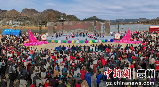 图为安龙春节系列活动栖凤街道专场文艺展演现场。江禾 摄