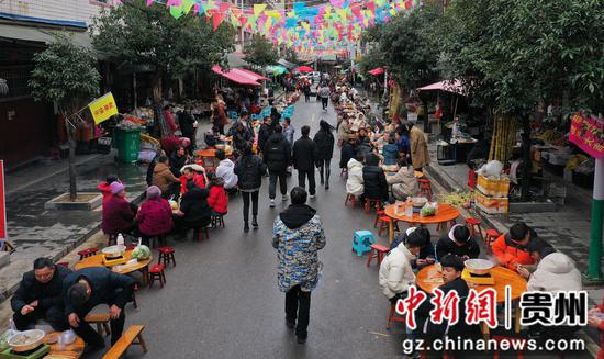 剑河县南哨镇姑妈回娘家活动中举办的长桌宴。杨家孟 摄 剑河县南哨镇姑妈回娘家活动中举办的长桌宴。杨家孟 摄