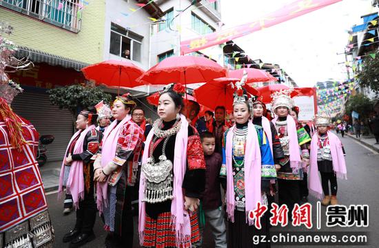 剑河县南哨镇姑妈回娘家活动现场。杨家孟 摄 剑河县南哨镇姑妈回娘家活动现场。杨家孟 摄