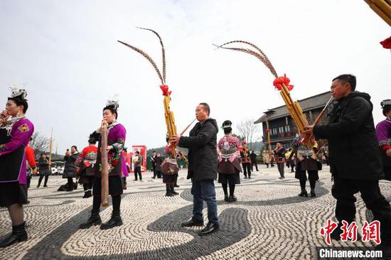 图为身着传统服饰的苗族群众在丹寨县万达小镇跳芦笙舞。杨武魁摄