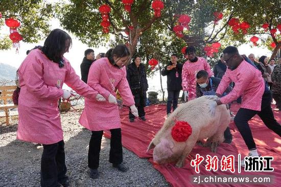 外国友人体验“赶年猪”。章晓佳 供图