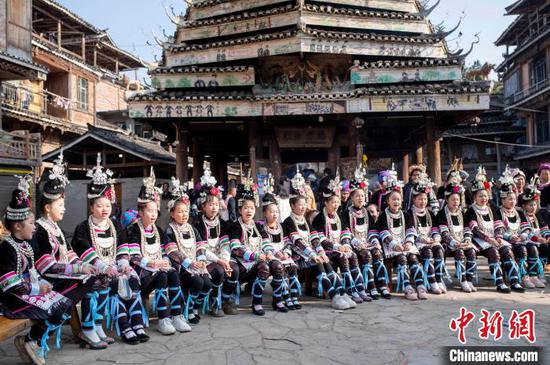 图为侗族同胞在鼓楼外唱侗歌。吴德军 摄 图为侗族同胞在鼓楼外唱侗歌。吴德军 摄
