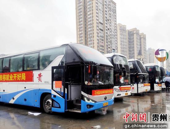 习水2025年第一批集中输出劳务专车。习水县融媒体中心供图 习水2025年第一批集中输出劳务专车。习水县融媒体中心供图