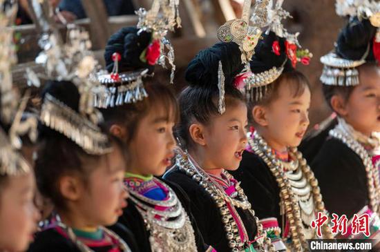图为侗族同胞在鼓楼里唱侗歌。吴德军 摄 图为侗族同胞在鼓楼里唱侗歌。吴德军 摄