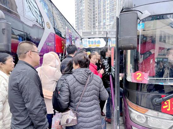 外出务工人员排队上车（习水县融媒体中心供图）