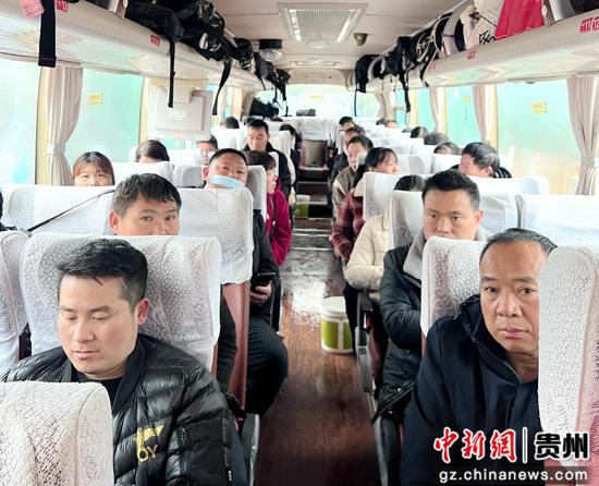 务工人员等待发车。习水县融媒体中心供图 务工人员等待发车。习水县融媒体中心供图