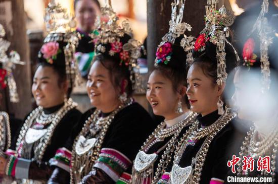 图为侗族同胞在鼓楼里唱侗歌。吴德军 摄 图为侗族同胞在鼓楼里唱侗歌。吴德军 摄