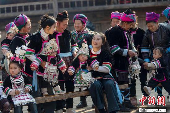 图为侗族同胞在鼓楼外听侗歌。吴德军 摄 图为侗族同胞在鼓楼外听侗歌。吴德军 摄