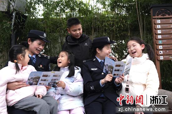 图为:民警开展安全宣传。中新社发 贺瑞明 摄