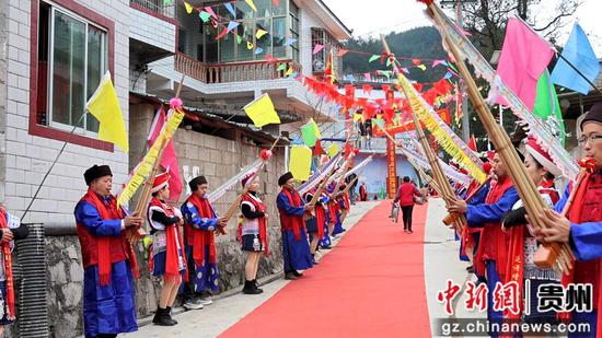 全寨老少穿着节日盛装，在道路两旁吹芦笙、跳芦笙舞，迎接宾客和族亲回家