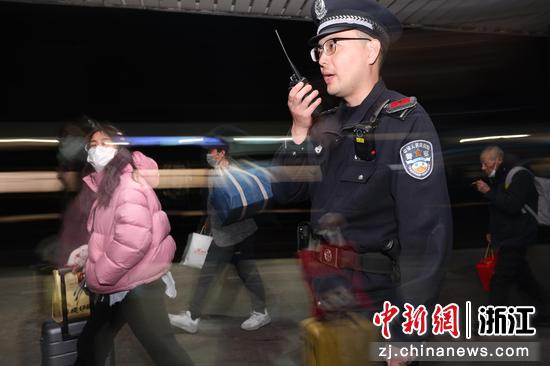 图为:民警在春运期间执勤。中新社发 贺瑞明 摄