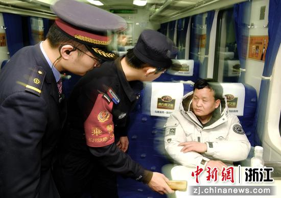 图为:乘警和乘客互动。中新社发 贺瑞明 摄