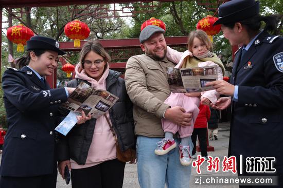 图为:民警开展安全宣传。中新社发 贺瑞明 摄