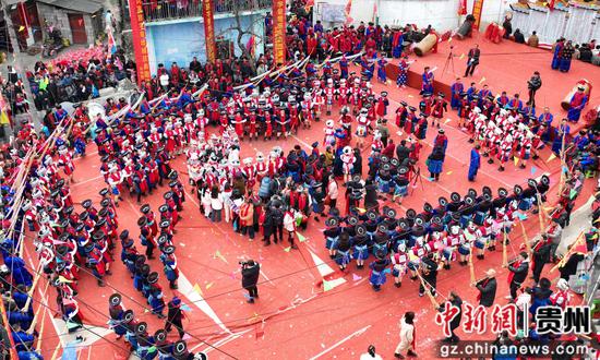 载歌载舞共贺新春