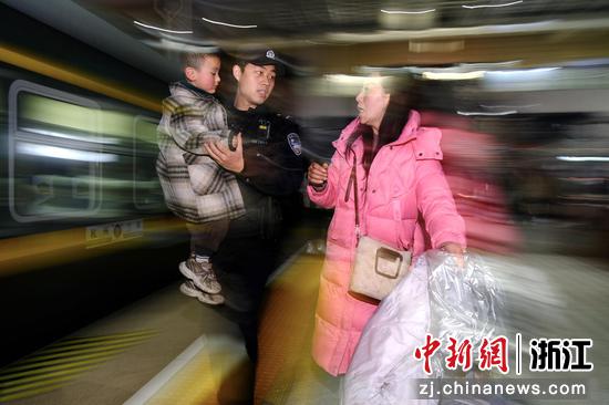 图为:铁路民警帮助旅客。中新社发 贺瑞明 摄