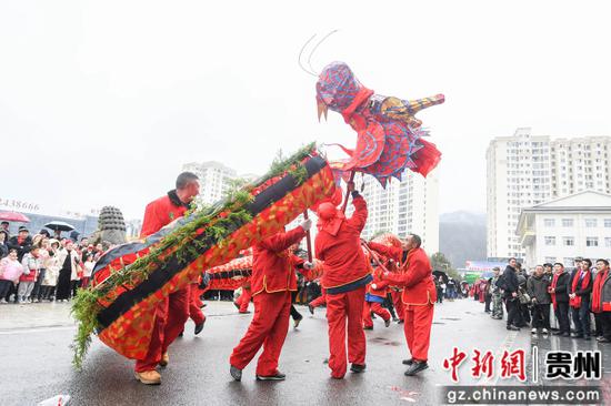 黄平举办2025年“灵蛇献瑞·百龙闹春”迎新春龙灯活动，图为活动现场。