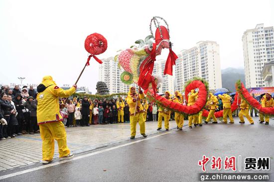 黄平举办2025年“灵蛇献瑞·百龙闹春”迎新春龙灯活动，图为活动现场。