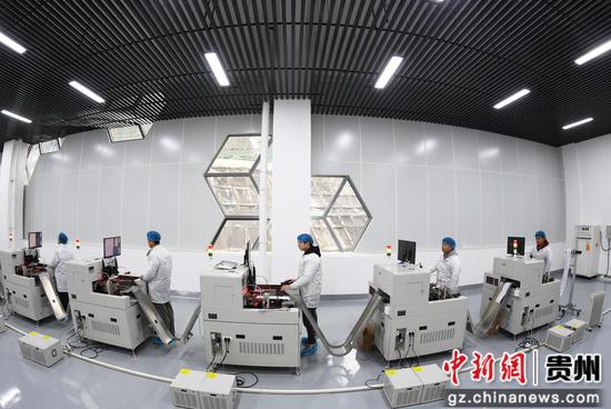 2月7日，在贵阳市南明区智能制造产业园内，贵州煜晖电子产业投资有限公司的技术人员正在灯带车间生产线上忙碌。