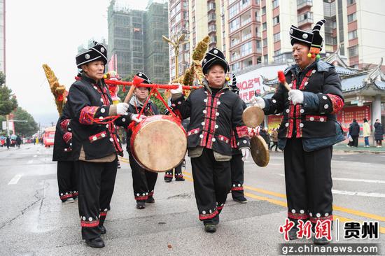 黄平举办2025年“灵蛇献瑞·百龙闹春”迎新春龙灯活动，图为活动现场。