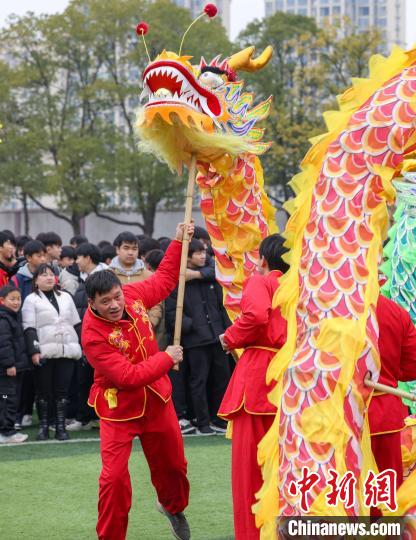 图为学生在老师的带领下舞龙。胡攀学 摄