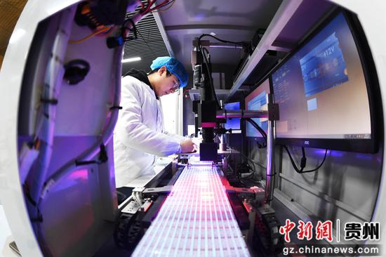 2月7日，在贵阳市南明区智能制造产业园内，贵州煜晖电子产业投资有限公司的技术人员正在进行微电子元件的检测与组装工作。