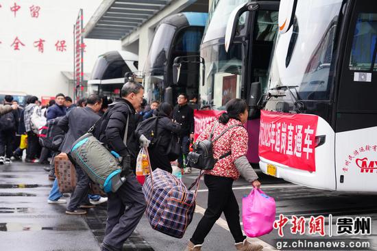 务工人员有序乘车。