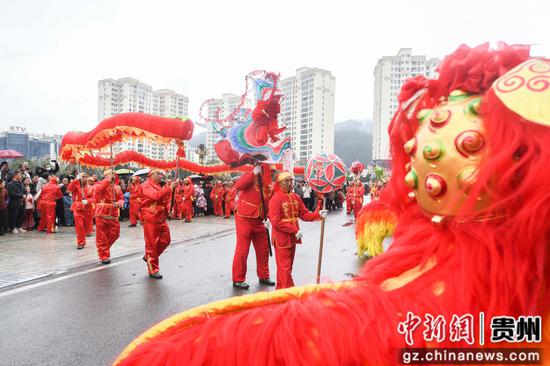 黄平举办2025年“灵蛇献瑞·百龙闹春”迎新春龙灯活动，图为活动现场。
