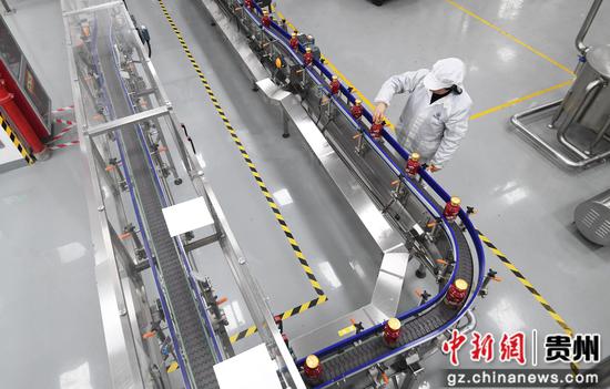 2月7日，在贵阳市南明区智能制造产业园内，贵州酱酒集团酒业生产有限公司的工人正在对产品进行巡检。