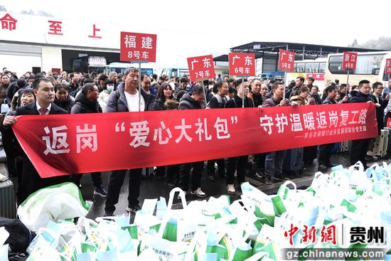 工作人员现场为务工人员发放爱心大礼包。