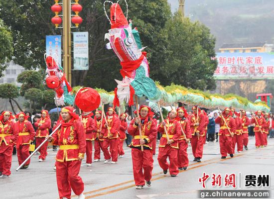 黄平举办2025年“灵蛇献瑞·百龙闹春”迎新春龙灯活动，图为活动现场。