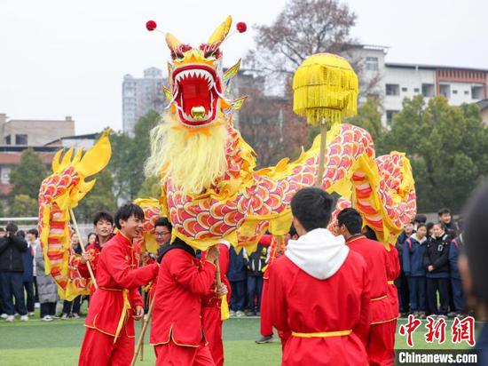 图为学生在老师的带领下舞龙。胡攀学 摄