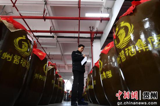 2月7日，在贵阳市南明区智能制造产业园内，贵州酱酒集团酒业生产有限公司的技术人员正在对库藏酱酒进行日常巡查。