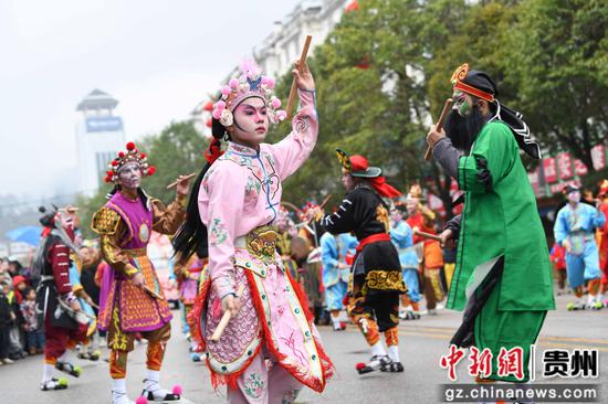 黄平举办2025年“灵蛇献瑞·百龙闹春”迎新春龙灯活动，图为活动现场。