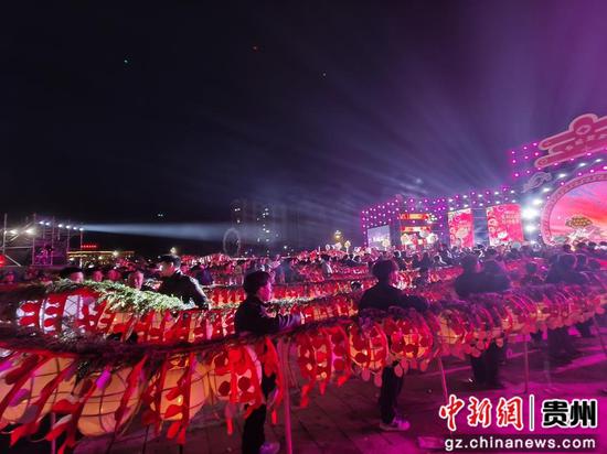 图为施秉龙灯 杨小兰摄 图为施秉龙灯 杨小兰摄