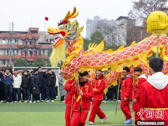 图为学生在老师的带领下舞龙。胡攀学 摄