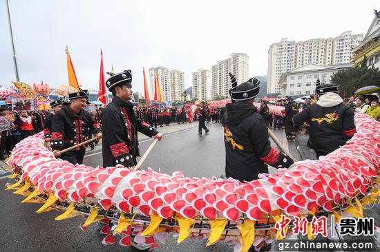 黄平举办2025年“灵蛇献瑞·百龙闹春”迎新春龙灯活动，图为活动现场。