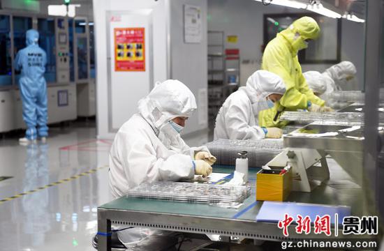 2月6日，在贵阳市南明区智能制造产业园内，联积电子(贵州)有限公司的品检员正在进行抽检作业。