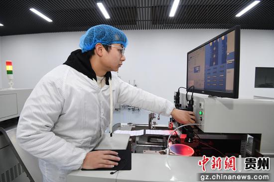 2月7日，在贵阳市南明区智能制造产业园内，贵州煜晖电子产业投资有限公司的技术人员正在灯带车间生产线上忙碌。