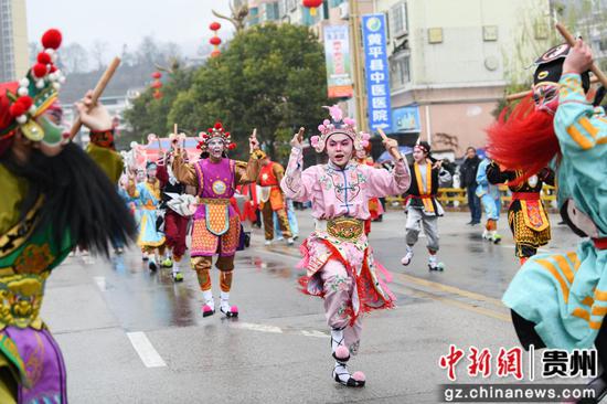 黄平举办2025年“灵蛇献瑞·百龙闹春”迎新春龙灯活动，图为活动现场。