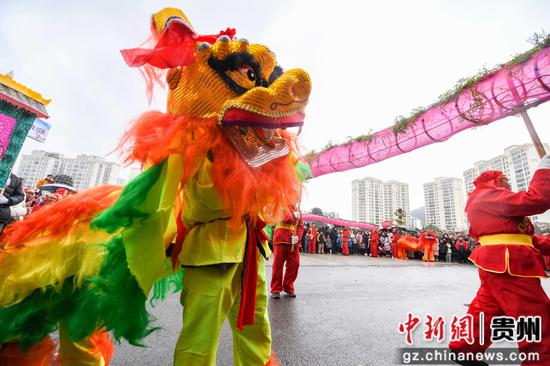 黄平举办2025年“灵蛇献瑞·百龙闹春”迎新春龙灯活动，图为活动现场。