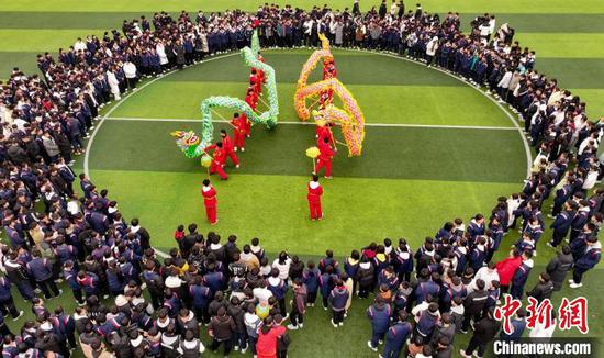 2025年2月7日，贵州省铜仁市玉屏侗族自治县第一中学开展“舞龙迎元宵”主题活动，学生们在老师的带领下进行舞龙表演，感受传统民俗，喜迎元宵佳节。胡攀学 摄