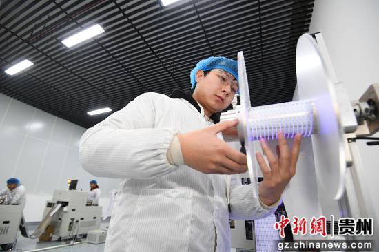 2月7日，在贵阳市南明区智能制造产业园内，贵州煜晖电子产业投资有限公司的技术人员正在物料盘上收纳物料。