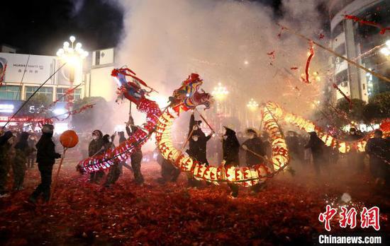 图为2月8日晚的施秉“炸龙狂欢”活动现场。　向天祥 摄